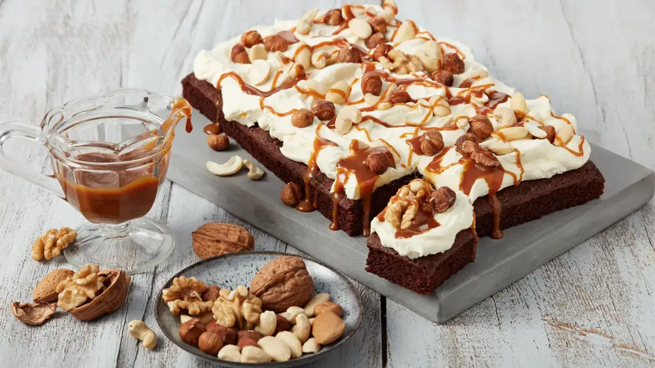Schokoladenkuchen mit Sahne, N&uuml;ssen und Karamell. So l&auml;sst sich eine Backmischung aufpeppen!