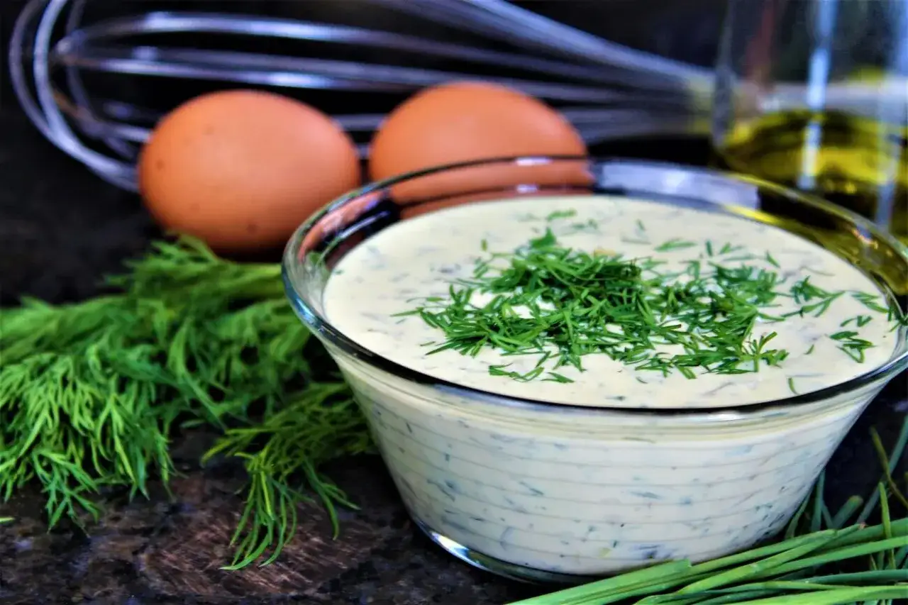 Frische Remoulade mit Dill und Schnittlauch, zubereitet mit Eiern und Öl. Ein einfaches Remoulade Rezept für jeden Anlass.