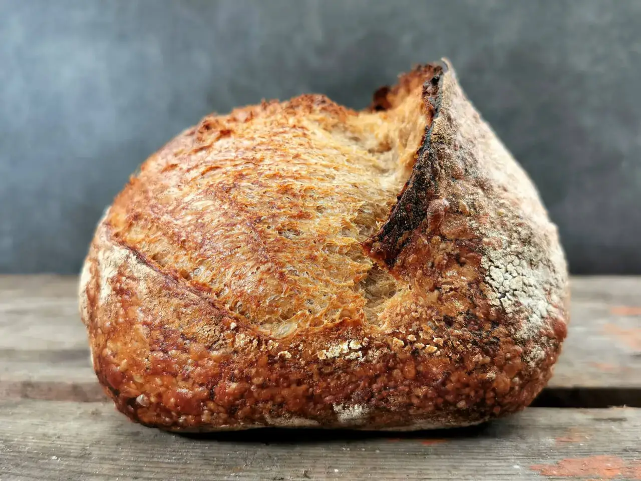 Ein knuspriges Sauerteigbrot mit goldbrauner Kruste, perfekt gebacken bei richtiger Temperatur.