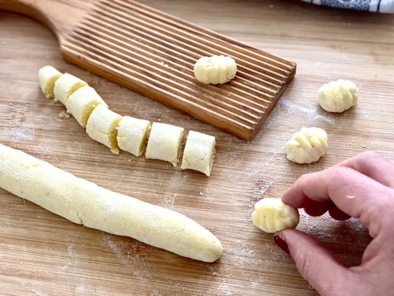 Gnocchi selber machen: Teigrolle wird in St&uuml;cke geschnitten, die dann mit einer Gabel gerollt werden.