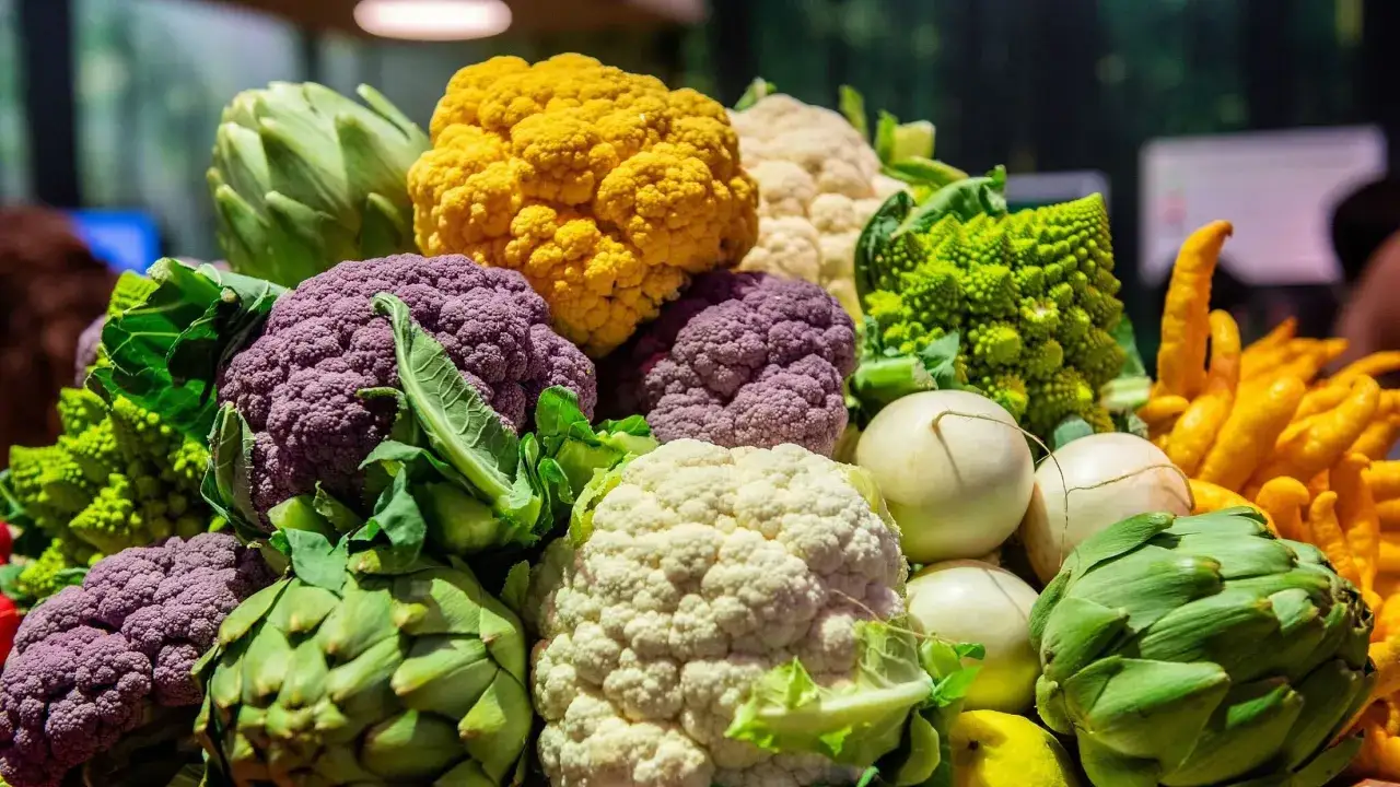 Ein bunter Haufen Gem&uuml;se: lila blumenkohl, gelber und wei&szlig;er Blumenkohl, Artischocken und Romanesco.