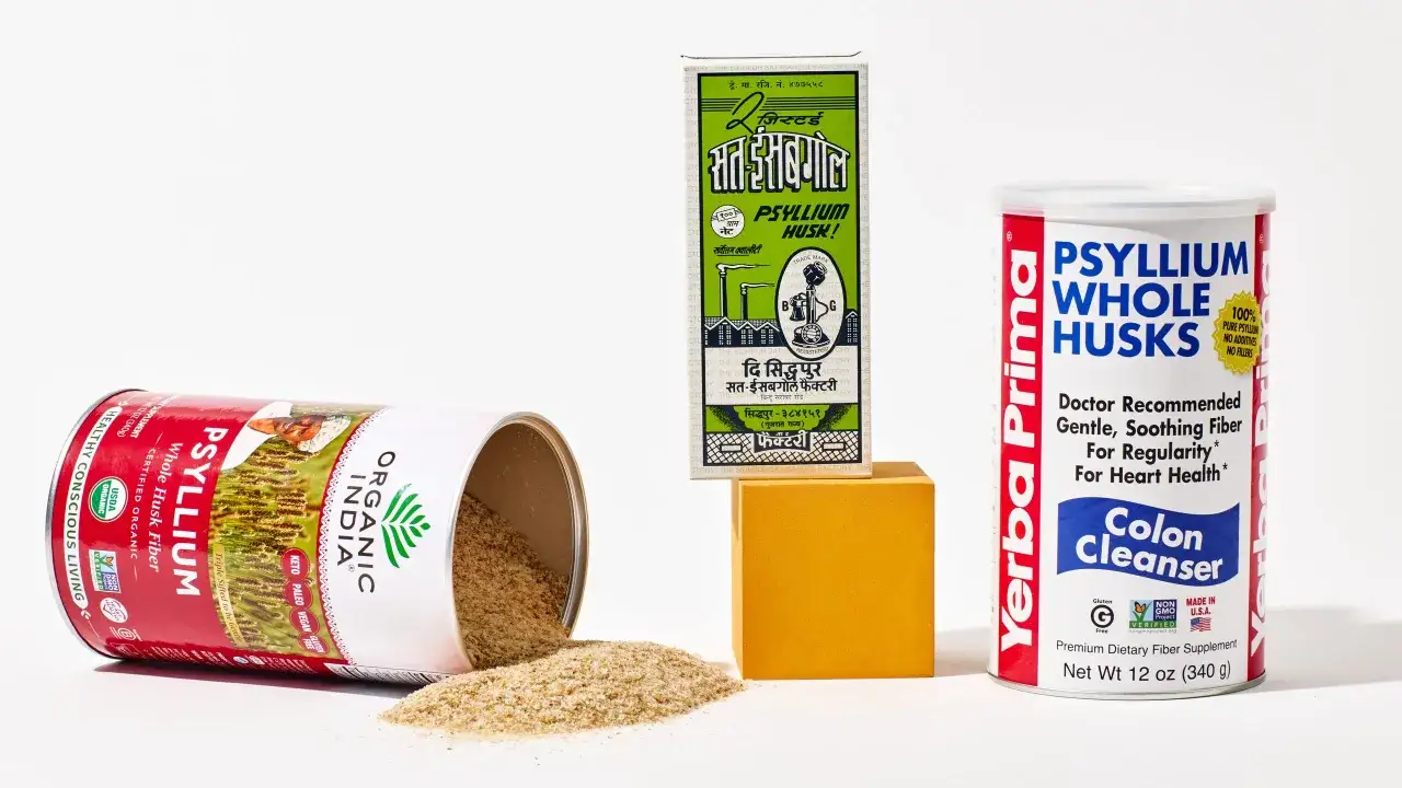 Drei Packungen Psyllium-Produkte, die als Ersatz f&uuml;r Flohsamenschalen dienen k&ouml;nnen, stehen nebeneinander.