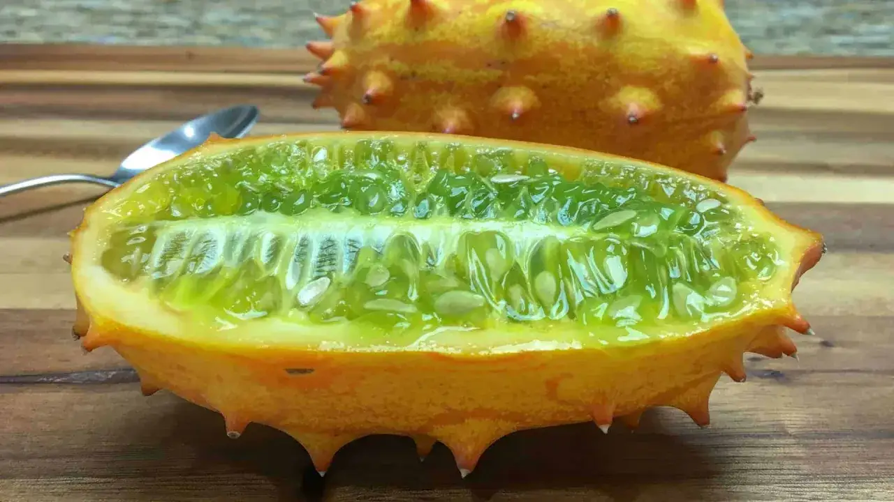Eine aufgeschnittene Horngurke mit leuchtend gr&uuml;nem Fruchtfleisch und Kernen. Der Geschmack ist erfrischend, leicht s&uuml;&szlig;lich und erinnert an Gurke und Kiwi.