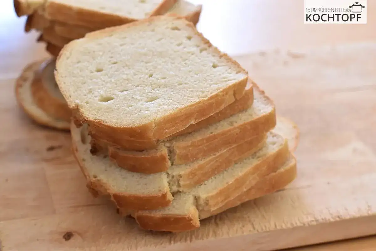 Frisch geschnittenes Toastbrot, perfekt zum Toasten. Dieses Brot ist das Ergebnis von liebevollem Toastbrot backen.