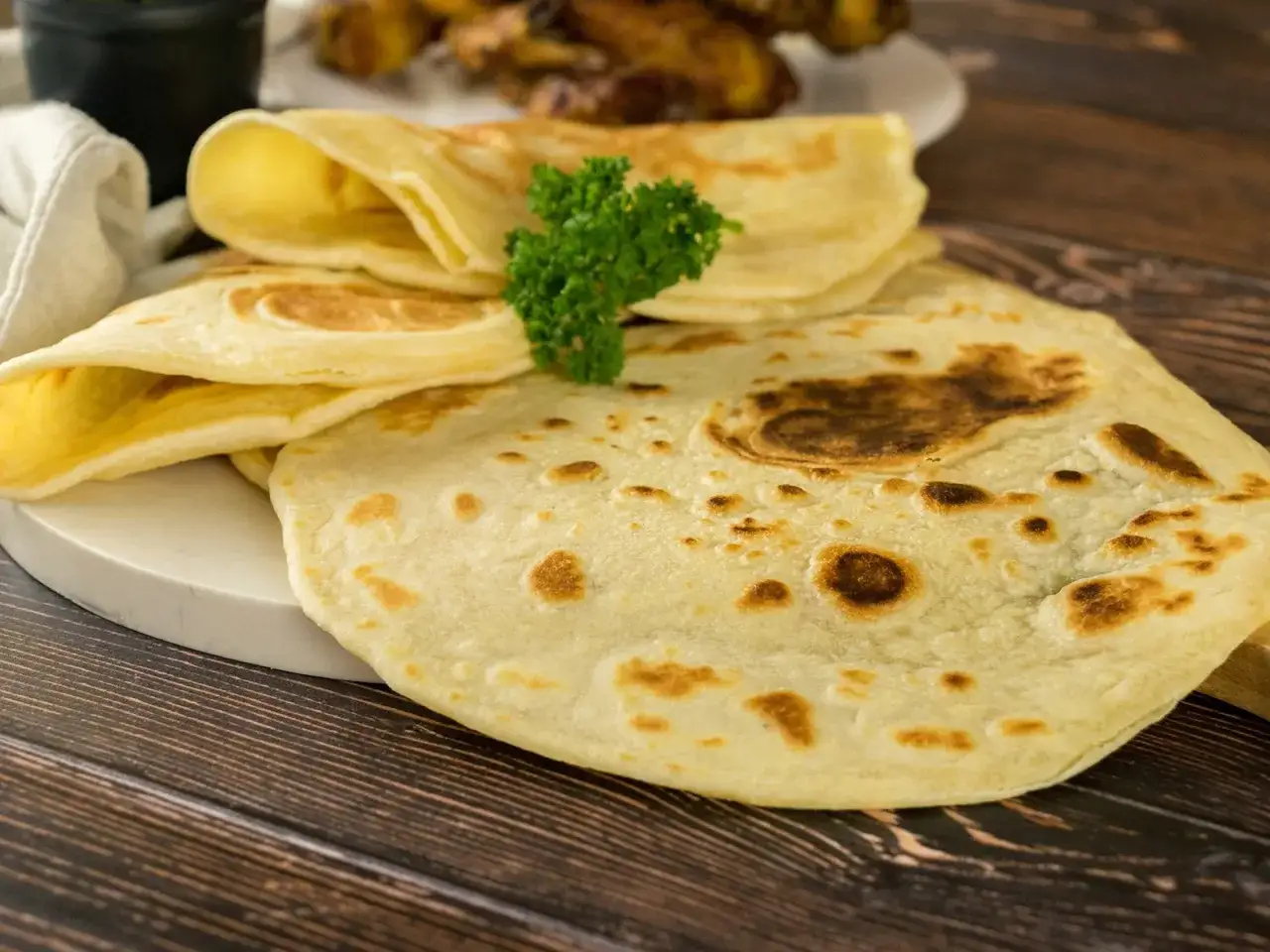 Frisch gebackenes Pfannenbrot-Rezept, goldbraun und fluffig, garniert mit Petersilie. Perfekt f&uuml;r jede Mahlzeit!